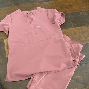 Figs Kade Cargo Pant & Catarina Scrub Top XS Mauve/pink color